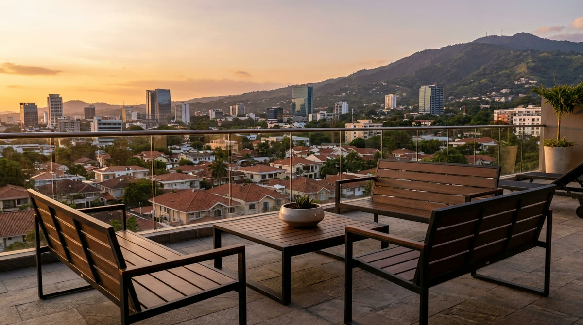 La vista que se vende: una terraza moderna sobre la ciudad y las montañas.