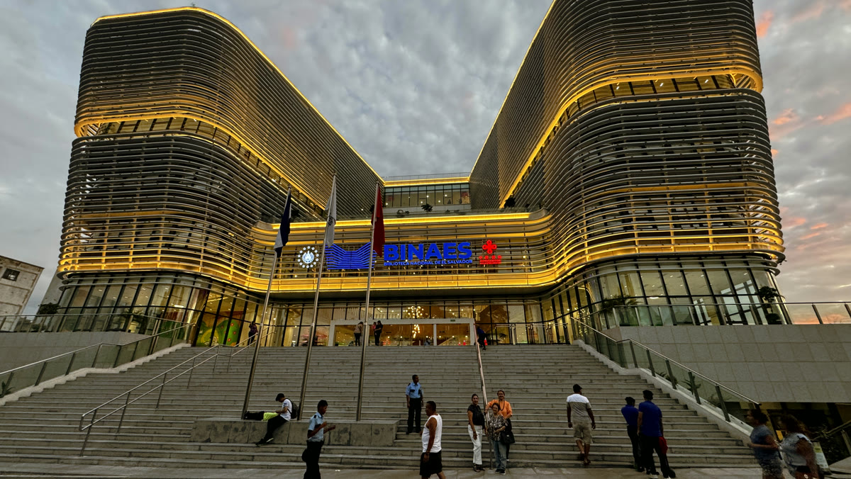 La nueva Biblioteca Nacional (BINAES), símbolo de la transformación del centro de San Salvador.