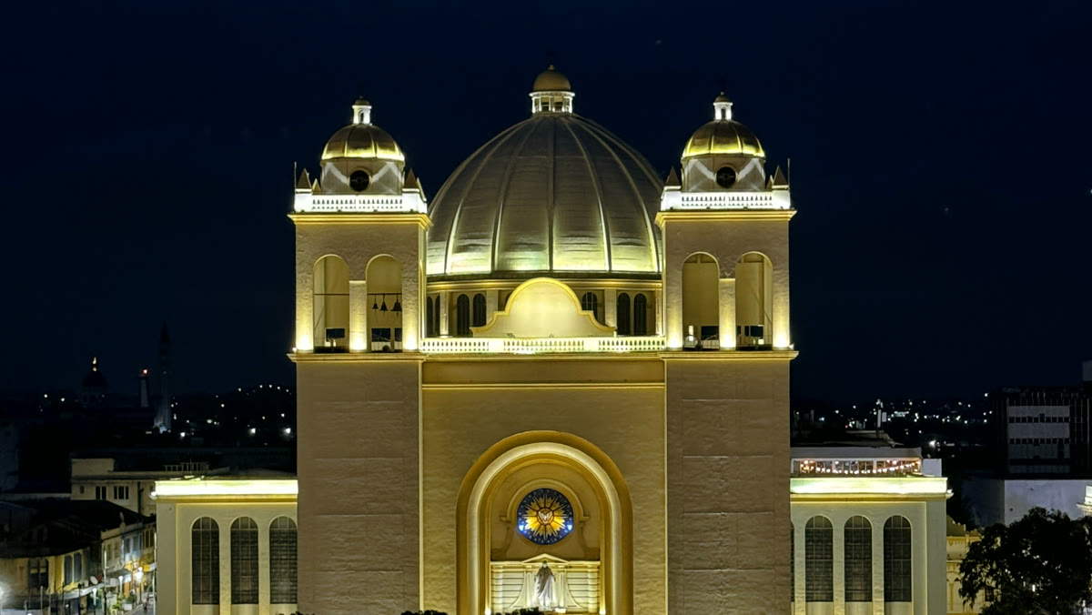 Catedral Metropolitana de San Salvador — el ancla del Centro Histórico.