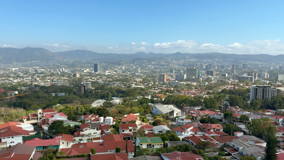 El skyline de San Salvador hoy: colonias, torres modernas y las montañas del valle.