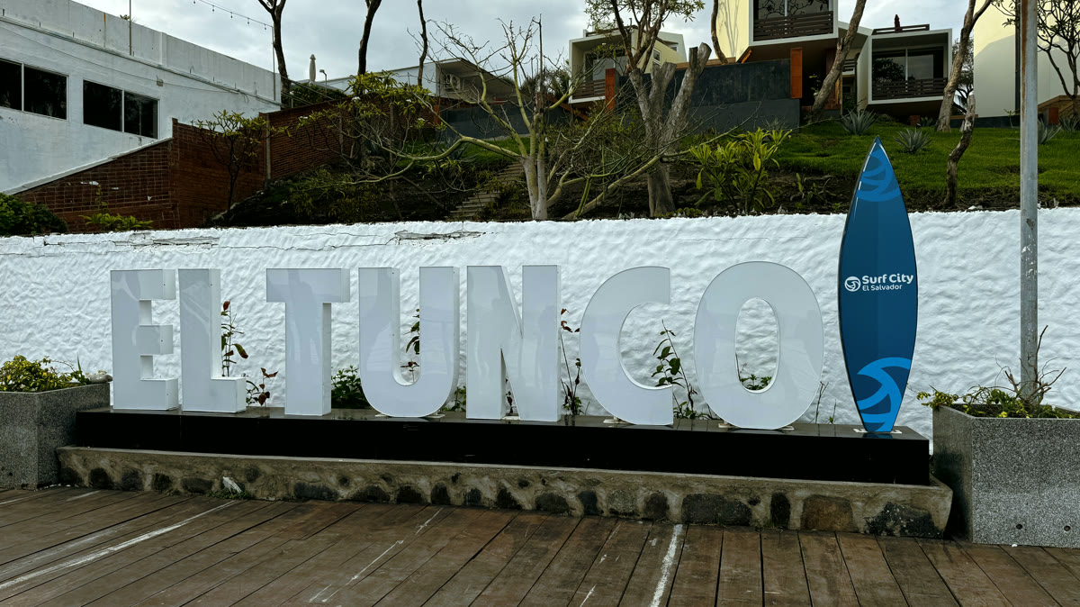 El rótulo de El Tunco y la marca Surf City — el corazón turístico de La Libertad.