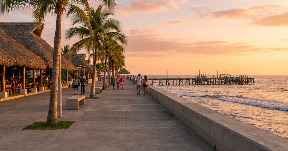 Malecón del Puerto de La Libertad, El Salvador, al atardecer